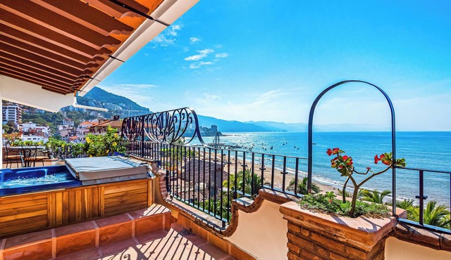 Penthouse Suite with Wraparound Balcony, Private Jacuzzi on the Beach, Old Town