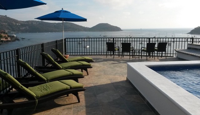 Penthouse with amazing views of the bay & city with large private dipping pool