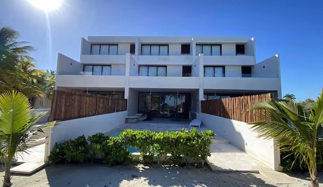 Perfect 4-bedroom Beachfront Villa with Pool in charming Uaymitun Beach