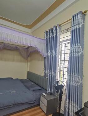 Phòng giường lớn có cửa sổ, cách chợ 500m