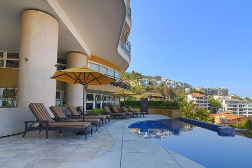 Pinnacle Resort-Style Condo - Luxurious Balcony
