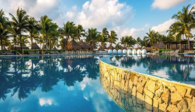 Polished hotel in a beachfront resort complex with a restaurant and outdoor pool