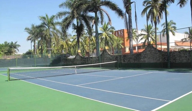 Pool-view Impeccable 2BR Condo Near the Beach with Garden