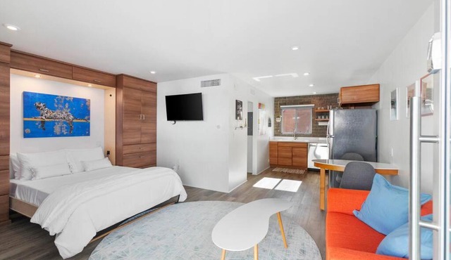 Poolside Studio in Central DTPH Location w/Pool