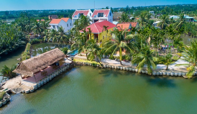Private Deluxe Double Room with 3 bedrooms at Lakeview Villa in Hoi An