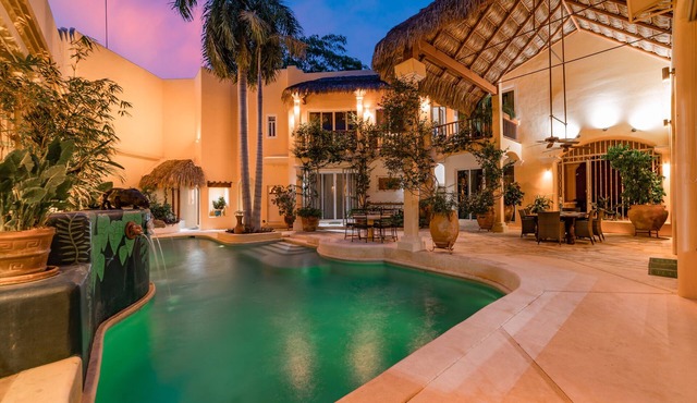 Private Escape W/Hand Painted Murals Throughout