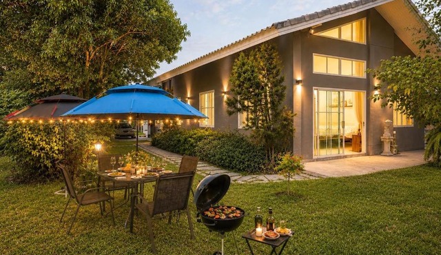 Private Garden Retreat 2BR Sleeps 6 Gateway