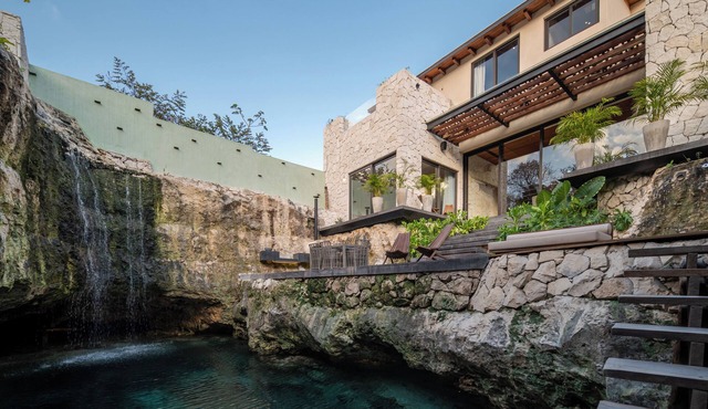 Private Natural Cenote, Spacious 5 Beedroom House with AC ,WiFi & Cleaning Maid.