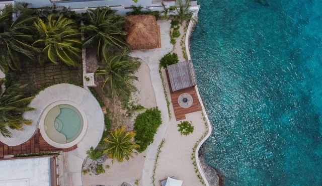 Private Oceanfront Villa/Fully Staffed/daily cleaning and concierge.