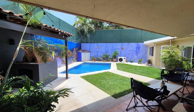 Private room in gorgeous shared Versalles house w/private heated/cooled pool