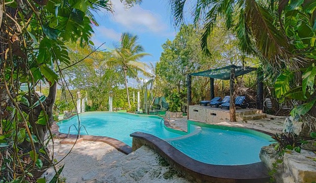 Private Villa 10 Rooms, Private Pool, Walk to Beach