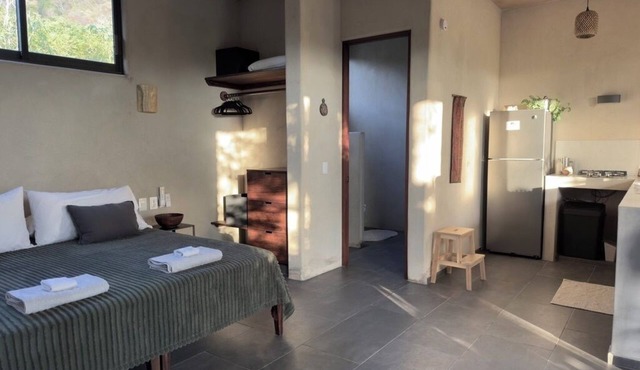 Quiet Beach Retreat for Couples/Steps to Surf & Pet Friendly