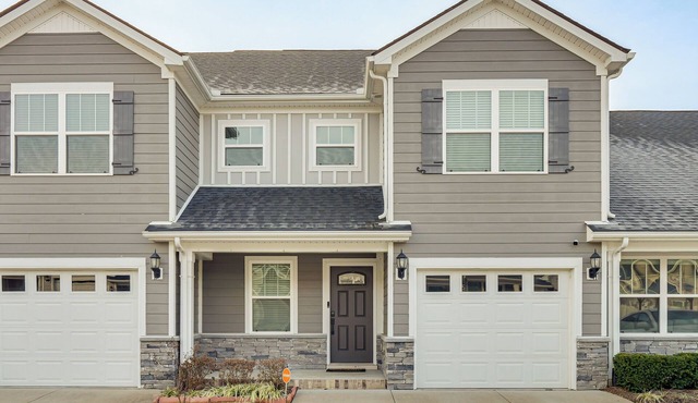 Quiet & Comfy Spring Hill Townhome w/WFH Setup