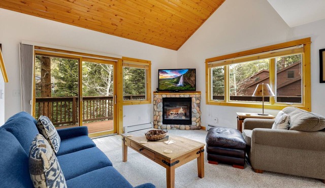 Quiet Fall River Escape Fireplace Close to RMNP