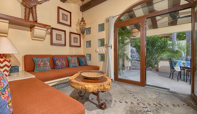 Quiet, private casita on lovely property-5 min walk from town and main beach