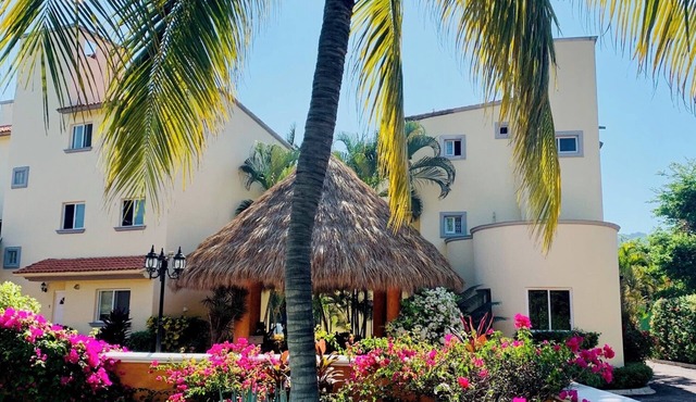 Quiet, relaxing 2-bedroom gated condo w/AC in Ixtapa - 3 blocks from the beach!