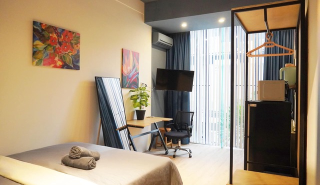 Quiet Studio with Kitchen in bustling area close to Airport