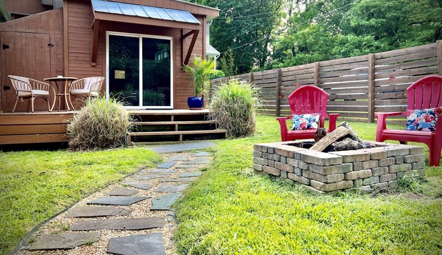 Quiet tiny home. Dog-friendly. Private fenced yard