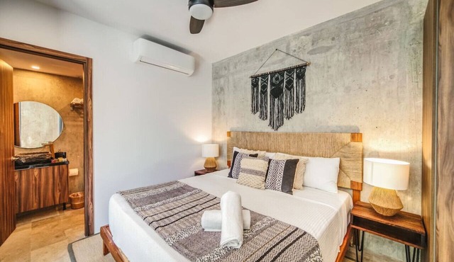 Rare 1BR Swim Up w/Cenote | Osmosis | Gym | Desk