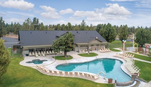 Redmond | High Desert Scenic Stay | Pool + Trails | 2BR Upper Floor