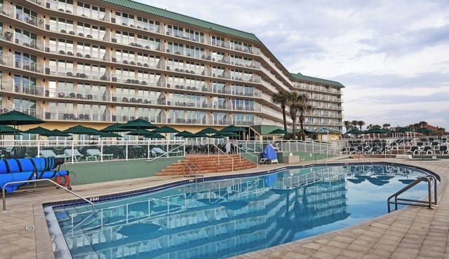 Refresh in This Ocean View 1BR w/Resort Amenities, Kitchen & Beach Nearby