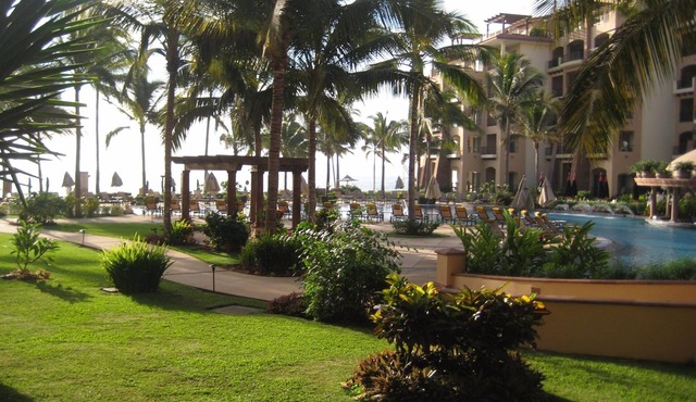 REMODELED! 3 BEDROOM LUXURY CONDO ON BEACH SLEEPS 8-10 Two bedroom option!