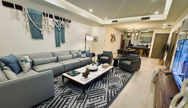 REMODELED Luxurious First-Floor Apartment in Isla Residences