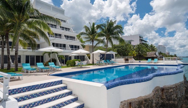 Restful Oceanfront 1BR, Northshore, Low Density building with only 12 condos.