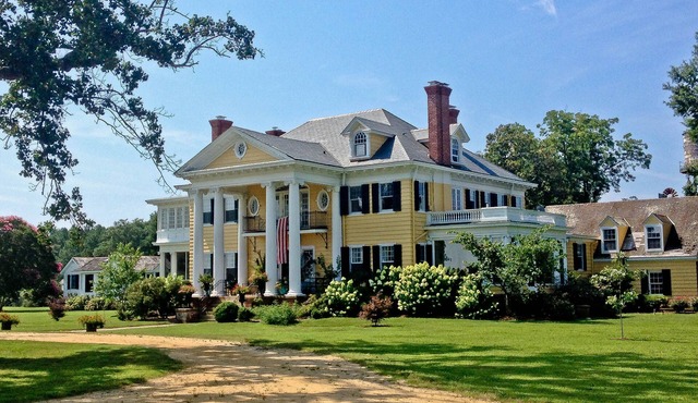 Riverside farm cottage with pool
