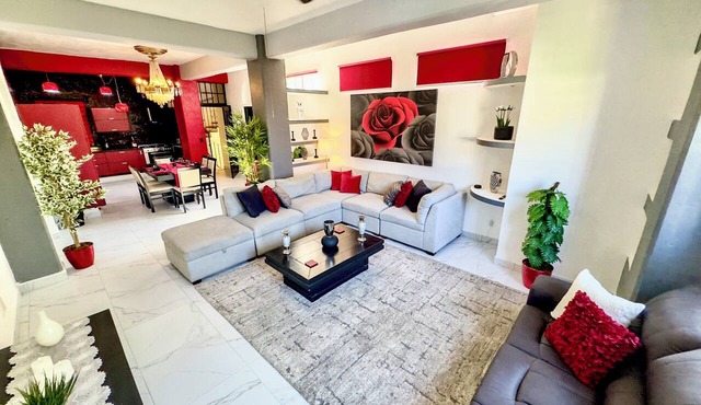 Romantic Zone Spacious, Elegant 4 Bedroom Condo with Continental Breakfast