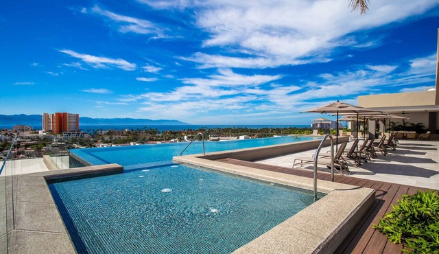 Rooftop Views + Gym + Parking | 2BR in Versalles