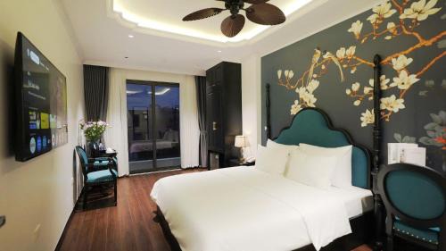Royal Hotel - Trinh Van Bo, Nam Tu Liem