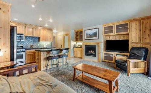 Rustic Pet-Friendly Second Floor Condo