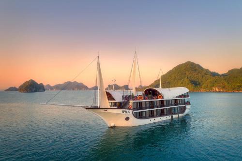 Sena Cruises - Wonder On Lan Ha Bay