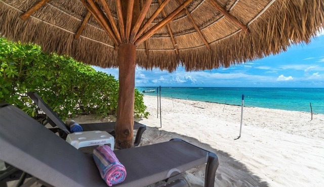 Serene and cozy beachfront villa on a white sandy beach, AC and WiFi!