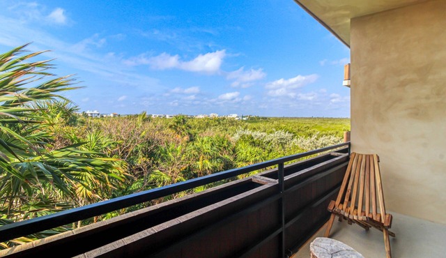 Serene retreat near beaches with an amazing pool, patio, & kitchenette