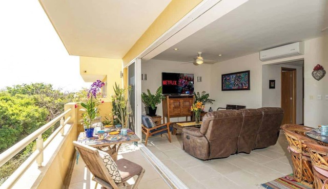 Sleeps 6, Views & Beach 1 Block