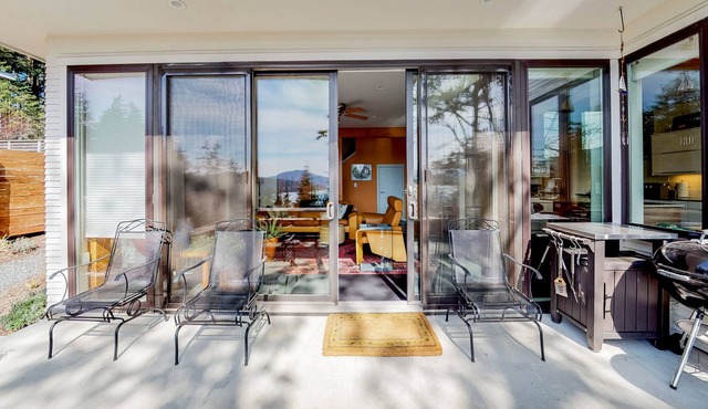 Southerly views, tons of light!
