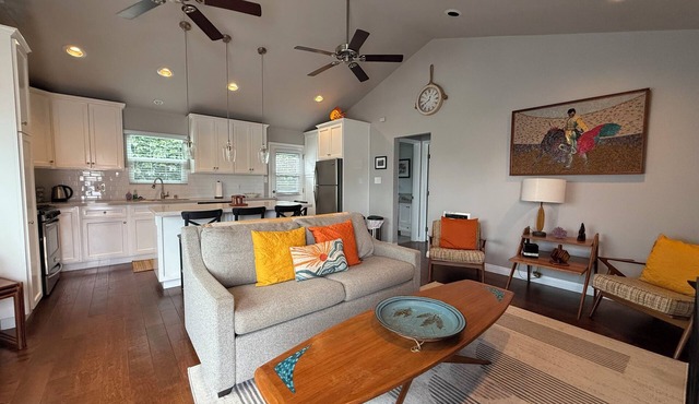 Spacious 1bd Mid-Century Guest House in El Segundo-near shops, parks, and beach!