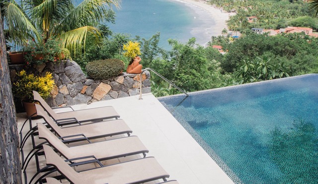 Spacious 3-bedroom apartment in beautiful Zihuatanejo with WiFi, AC