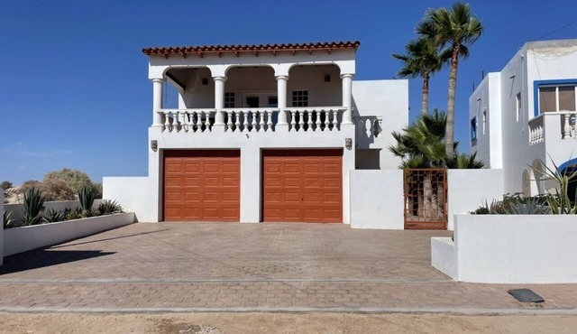 Spacious 4 bed 4 bath house with ocean views