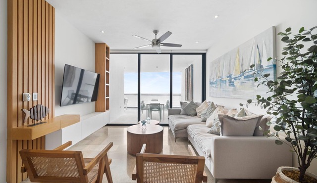 Spacious 4-bedroom beach condo with a gorgeous ocean view [wifi + fitness area]