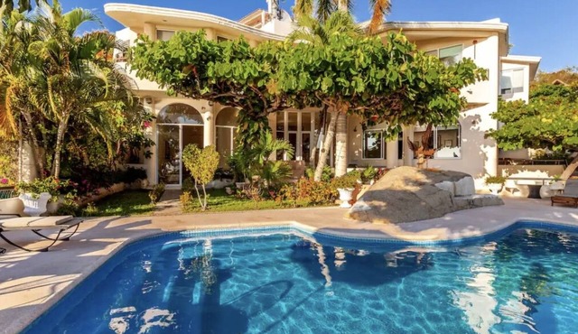 Spacious 5-bedroom villa in fabulous Acapulco de Juárez with WiFi, Pool, Chef!
