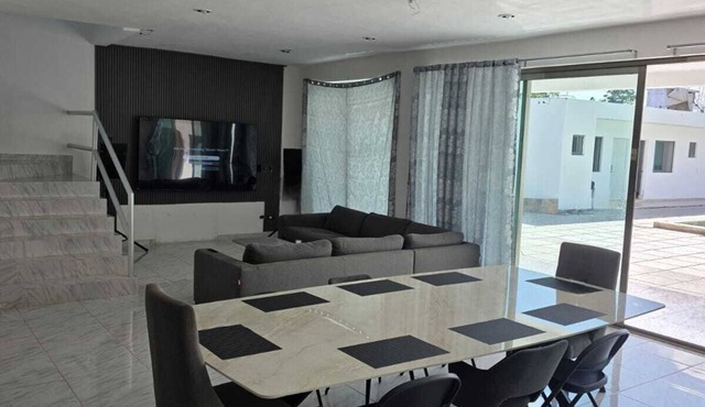 Spacious 6-bedroom house in Cancún with 2 Pools for relaxing stays