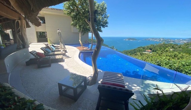 Spacious 7-bedroom house in enjoyable Acapulco with AC, amazing view, Las Brisas