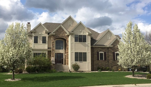 SPACIOUS COMFORT outside Milwaukee. 3 story 5 bdr.Only 15 min from downtown.
