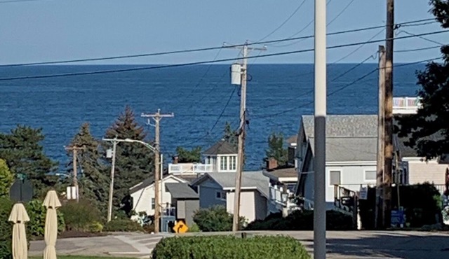 Spacious Condo w/Ocean Views and Pool! 3 min walk from Marginal Way and Beach!