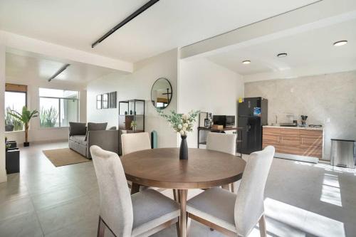 Spacious Home Ideal for Groups with Patio & Arcade