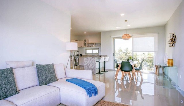 Spacious Retreat- Pool, Gym, 3 Balconies & Parking
