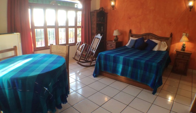 Spacious room 2 blocks from Playa La Ropa Zihuatanejo